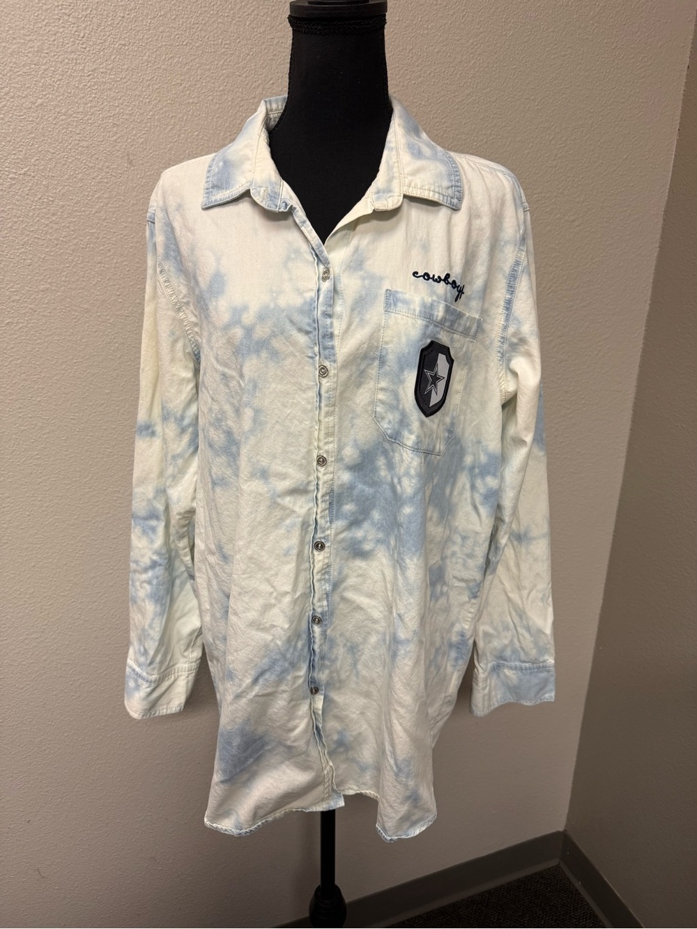 Wear by Erin Andrews Dallas Cowboys Tie Dye Button Down Shirt Medium Blue - Picture 2 of 9